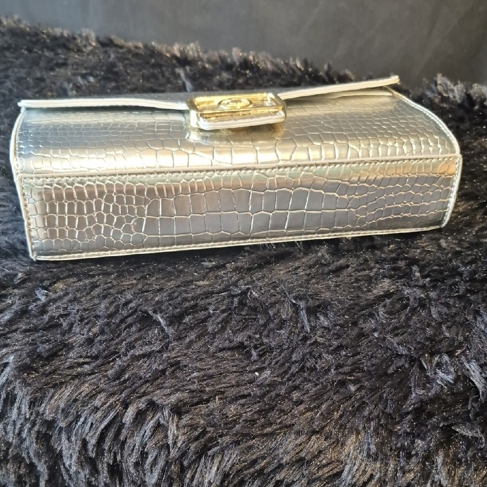 Chic Silver Crocodile Embossed Clutch with Gold Leopard Handle - Picture 12 of 17